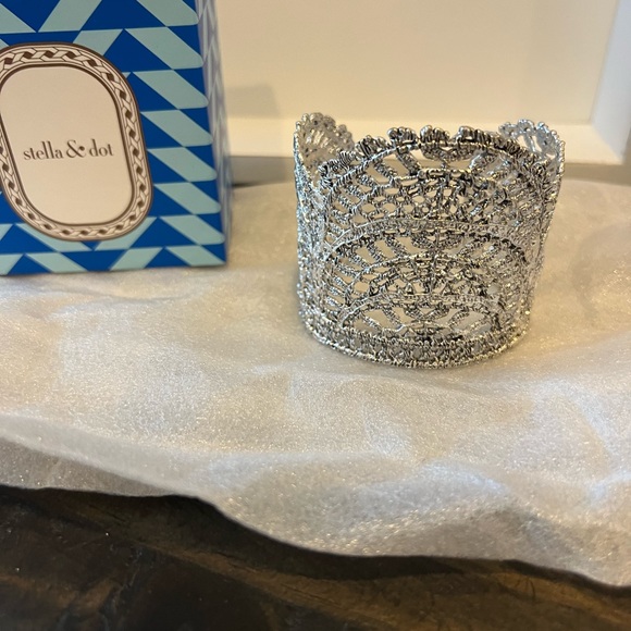 Thea Lace Cuff - Picture 5 of 5